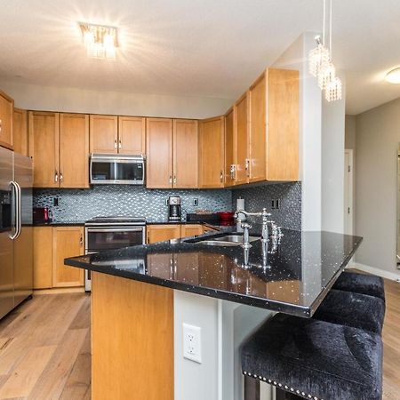 Sunset Waterfront Resort By Discover Kelowna Resort Accommodations Bagian luar foto