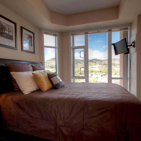 Sunset Waterfront Resort By Discover Kelowna Resort Accommodations Bagian luar foto