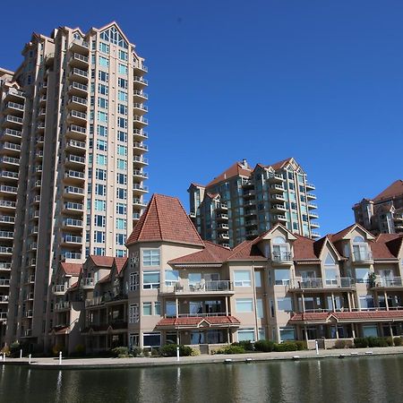 Sunset Waterfront Resort By Discover Kelowna Resort Accommodations Bagian luar foto