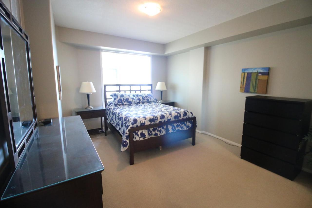 Sunset Waterfront Resort By Discover Kelowna Resort Accommodations Bagian luar foto