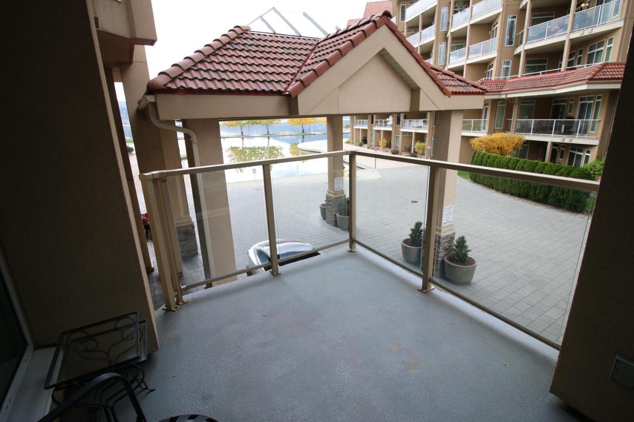 Sunset Waterfront Resort By Discover Kelowna Resort Accommodations Bagian luar foto