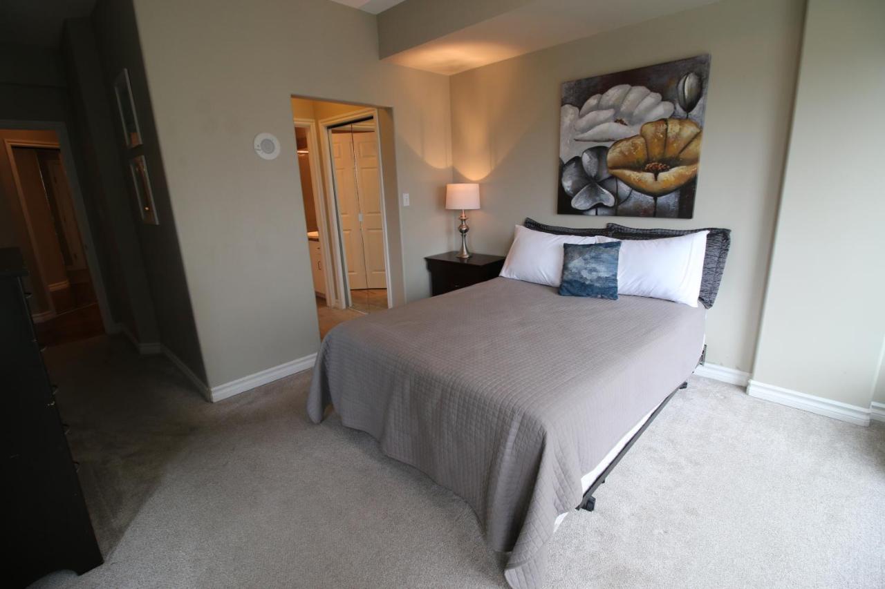 Sunset Waterfront Resort By Discover Kelowna Resort Accommodations Bagian luar foto