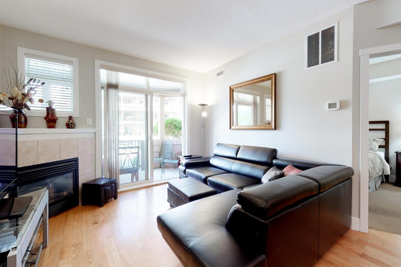 Sunset Waterfront Resort By Discover Kelowna Resort Accommodations Bagian luar foto