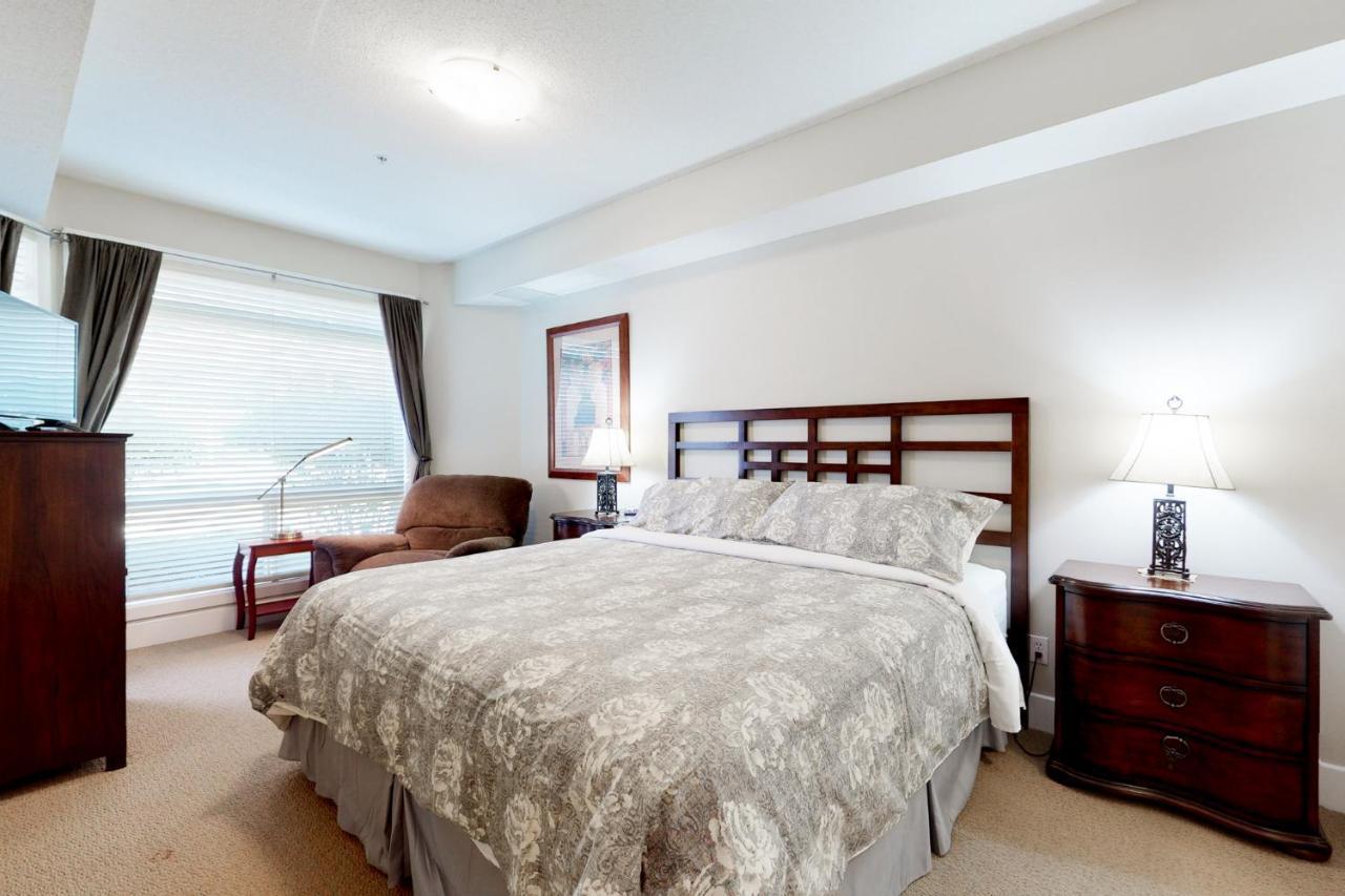 Sunset Waterfront Resort By Discover Kelowna Resort Accommodations Bagian luar foto