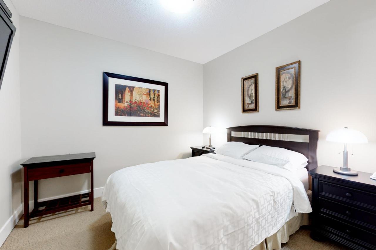 Sunset Waterfront Resort By Discover Kelowna Resort Accommodations Bagian luar foto