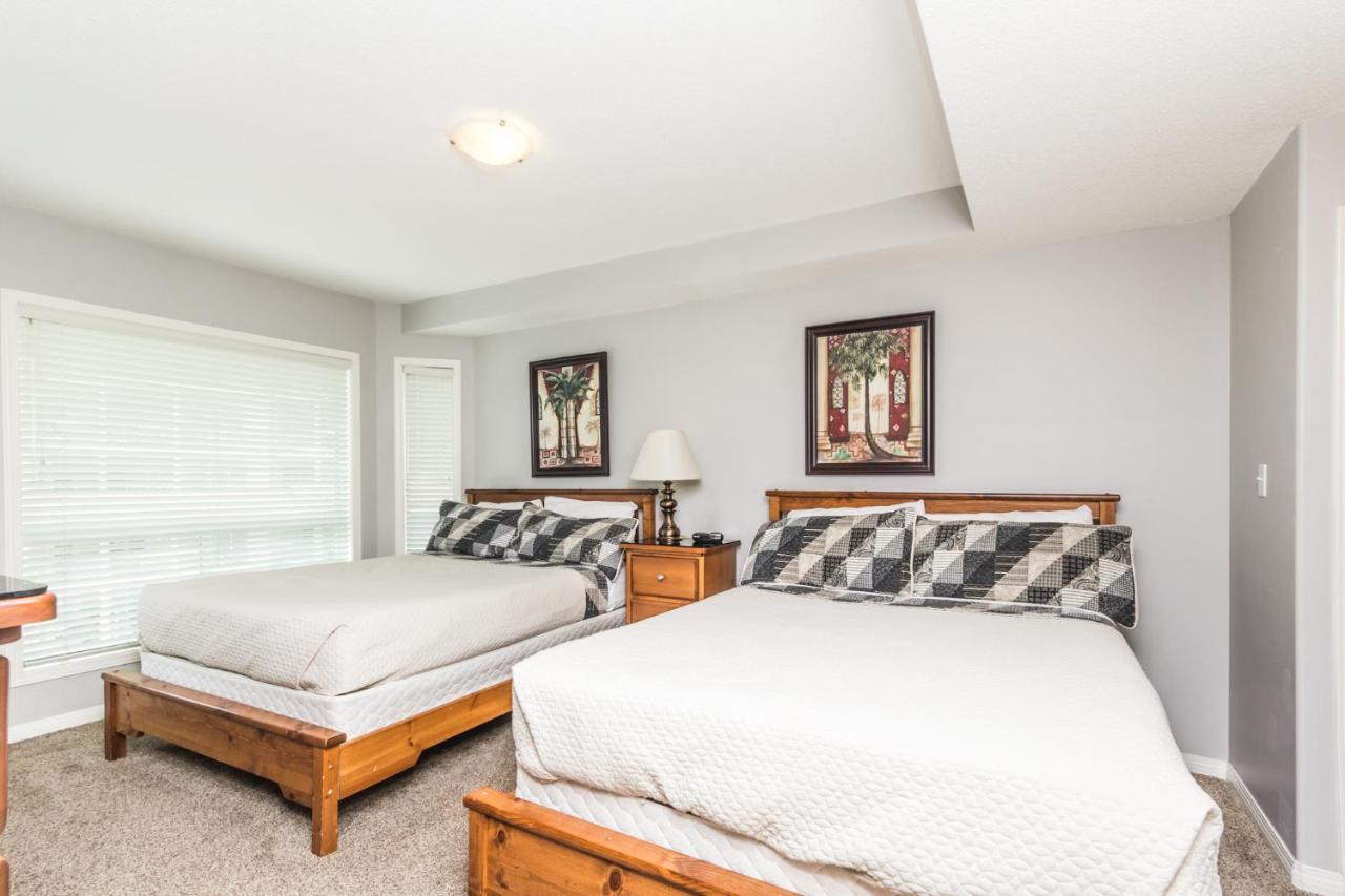 Sunset Waterfront Resort By Discover Kelowna Resort Accommodations Bagian luar foto