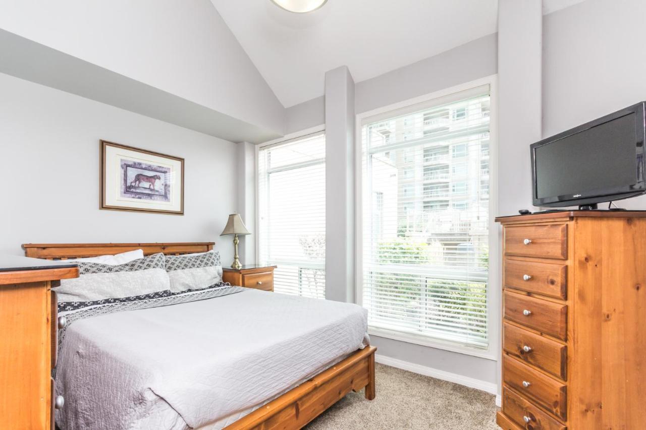 Sunset Waterfront Resort By Discover Kelowna Resort Accommodations Bagian luar foto