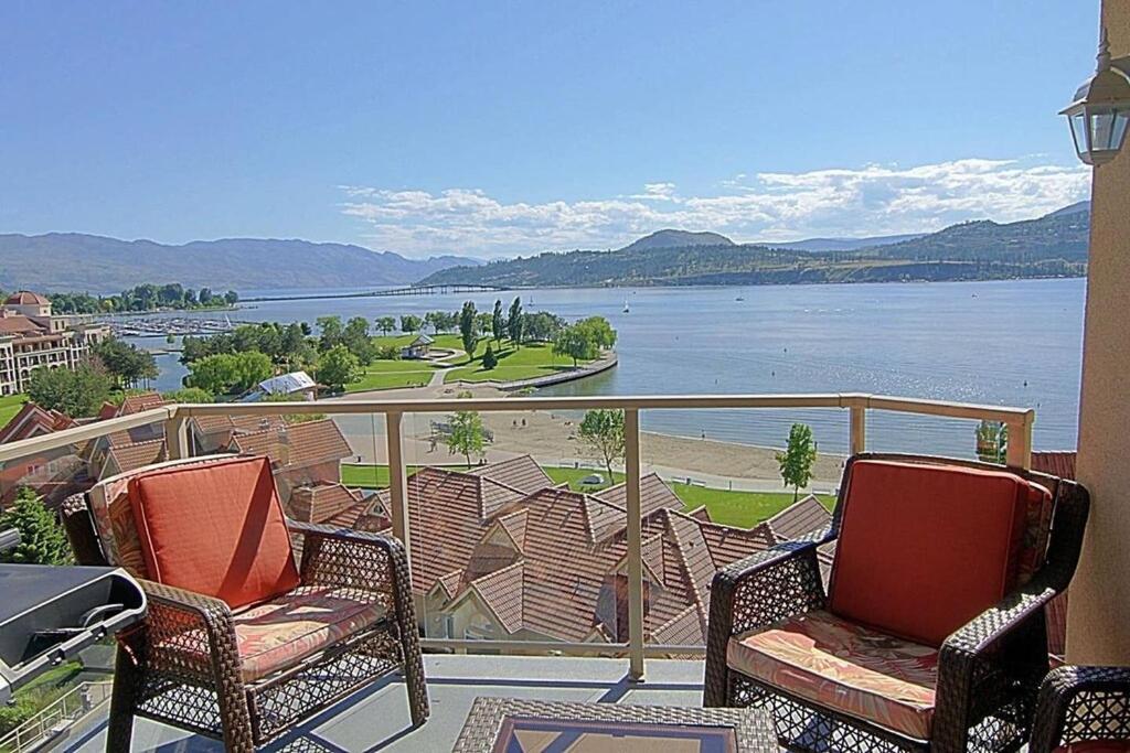 Sunset Waterfront Resort By Discover Kelowna Resort Accommodations Bagian luar foto