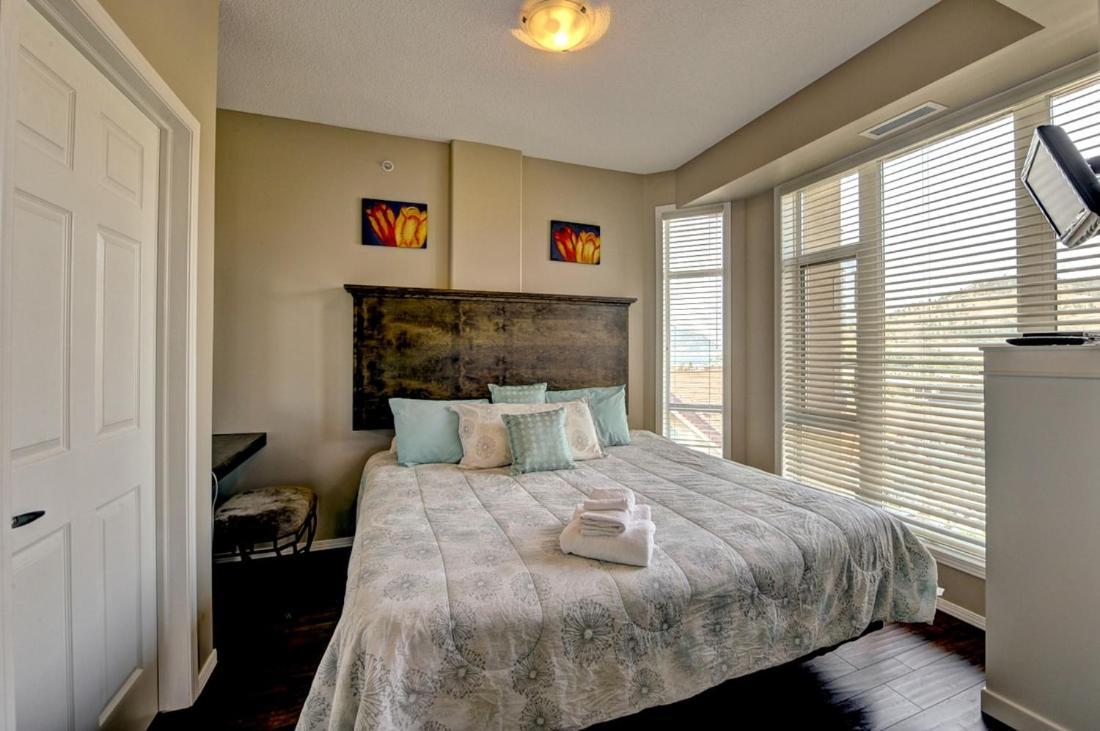 Sunset Waterfront Resort By Discover Kelowna Resort Accommodations Bagian luar foto