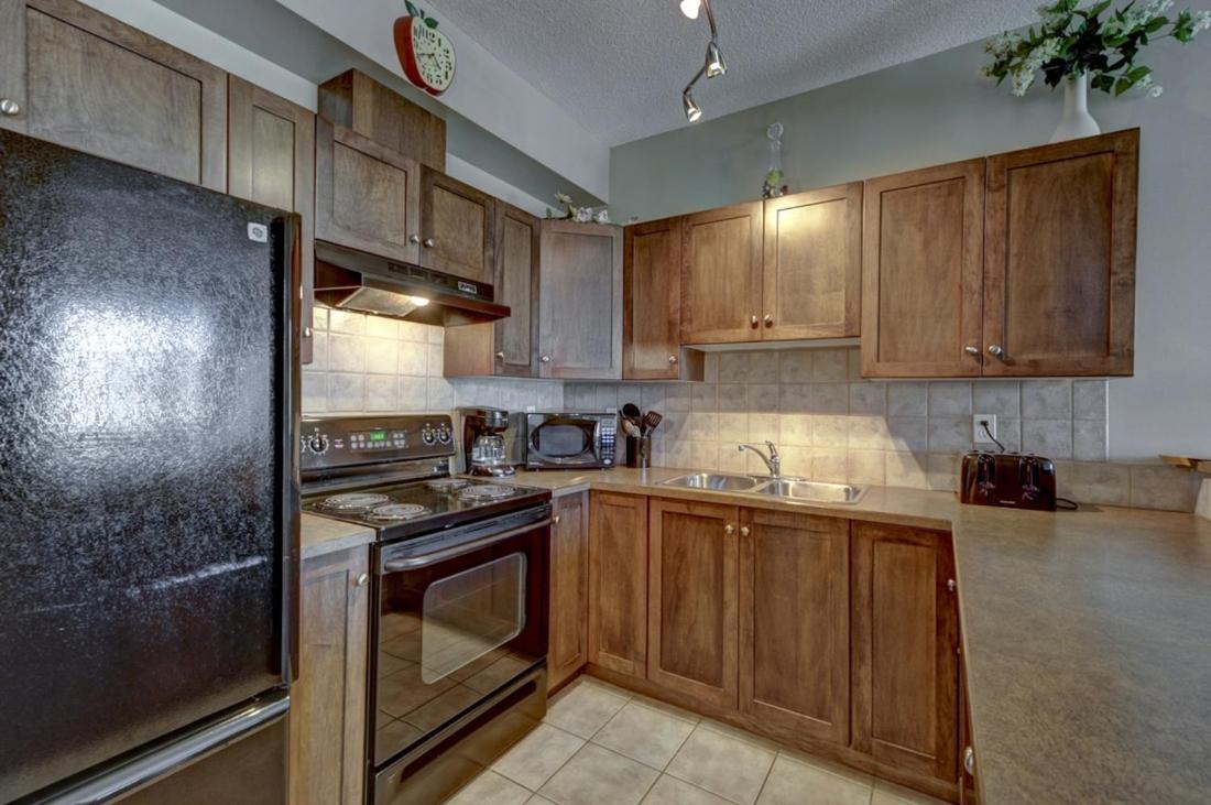 Sunset Waterfront Resort By Discover Kelowna Resort Accommodations Bagian luar foto