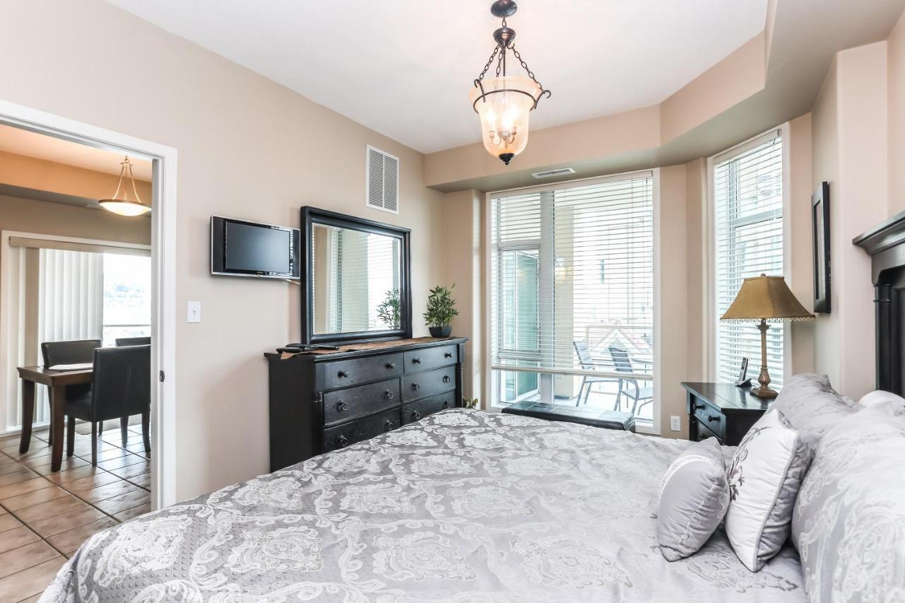 Sunset Waterfront Resort By Discover Kelowna Resort Accommodations Bagian luar foto