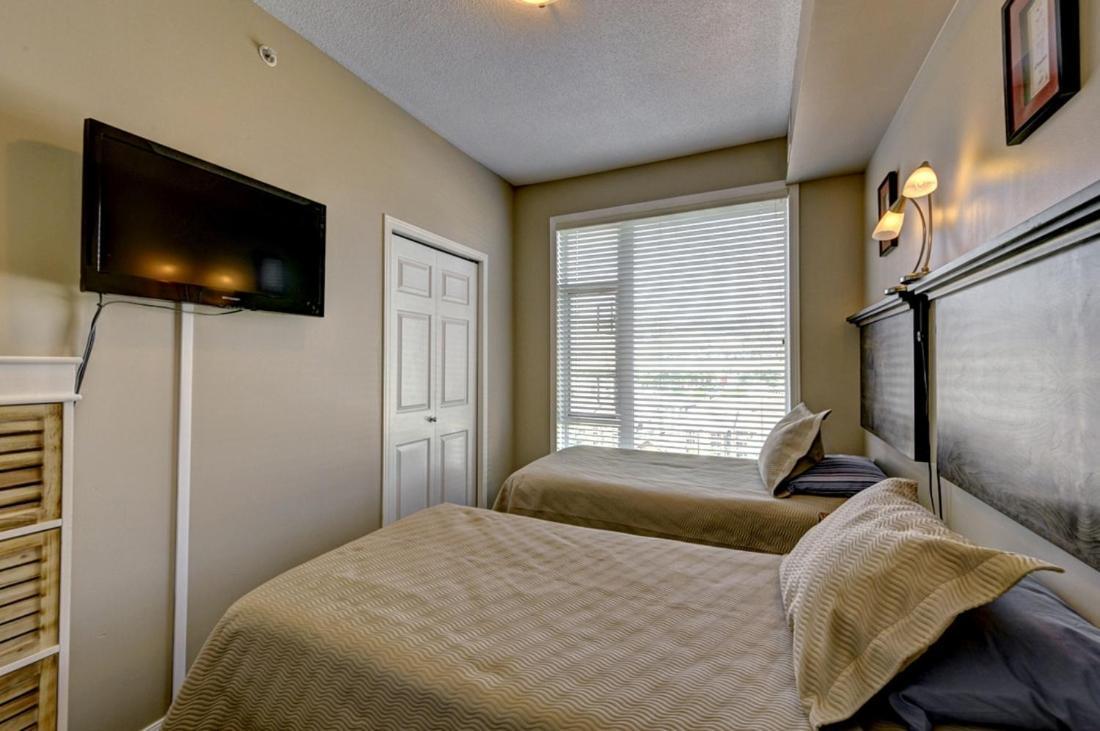 Sunset Waterfront Resort By Discover Kelowna Resort Accommodations Bagian luar foto