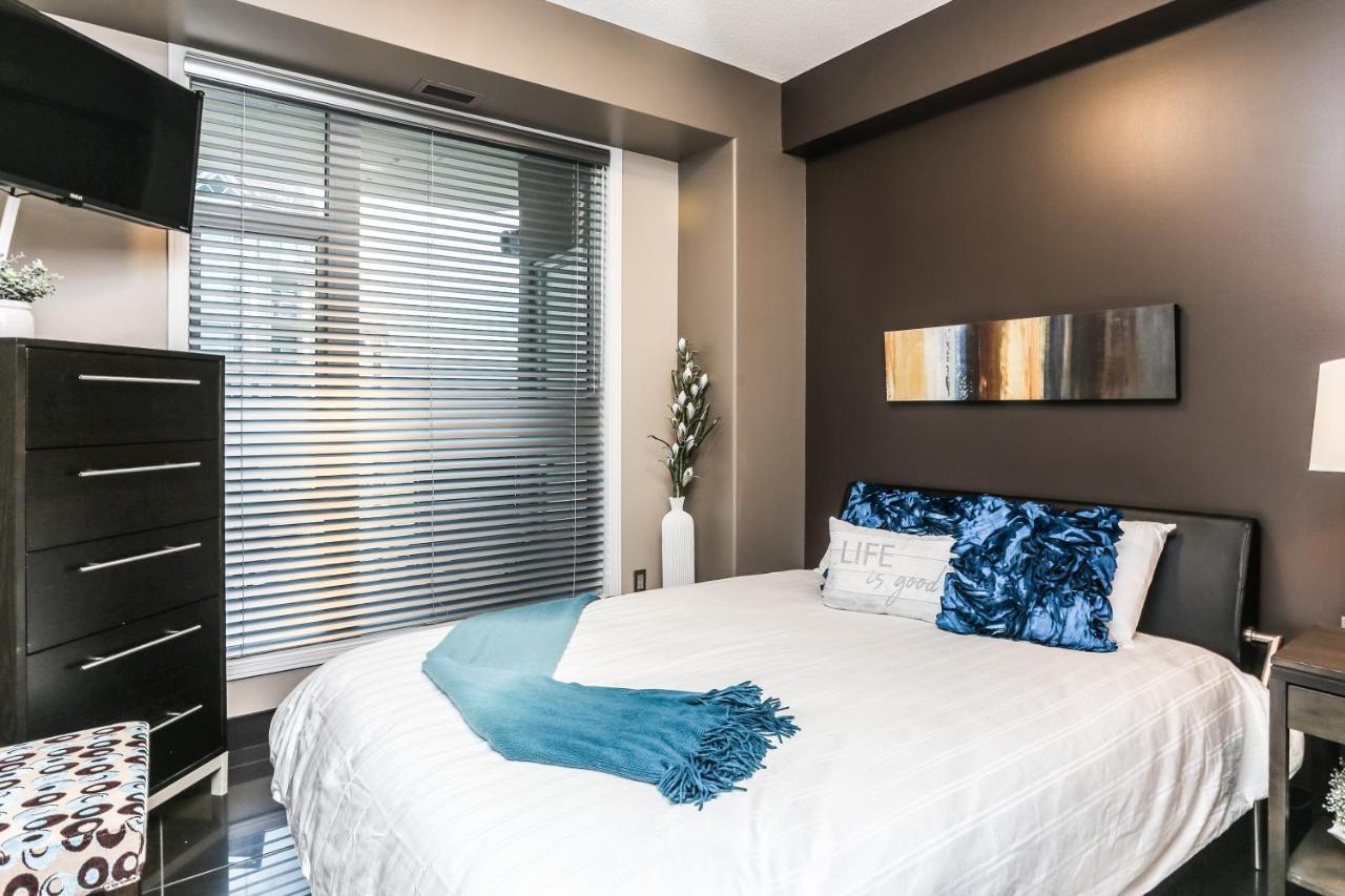 Sunset Waterfront Resort By Discover Kelowna Resort Accommodations Bagian luar foto