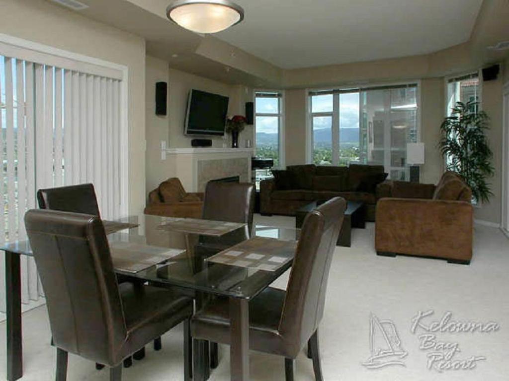 Sunset Waterfront Resort By Discover Kelowna Resort Accommodations Bagian luar foto