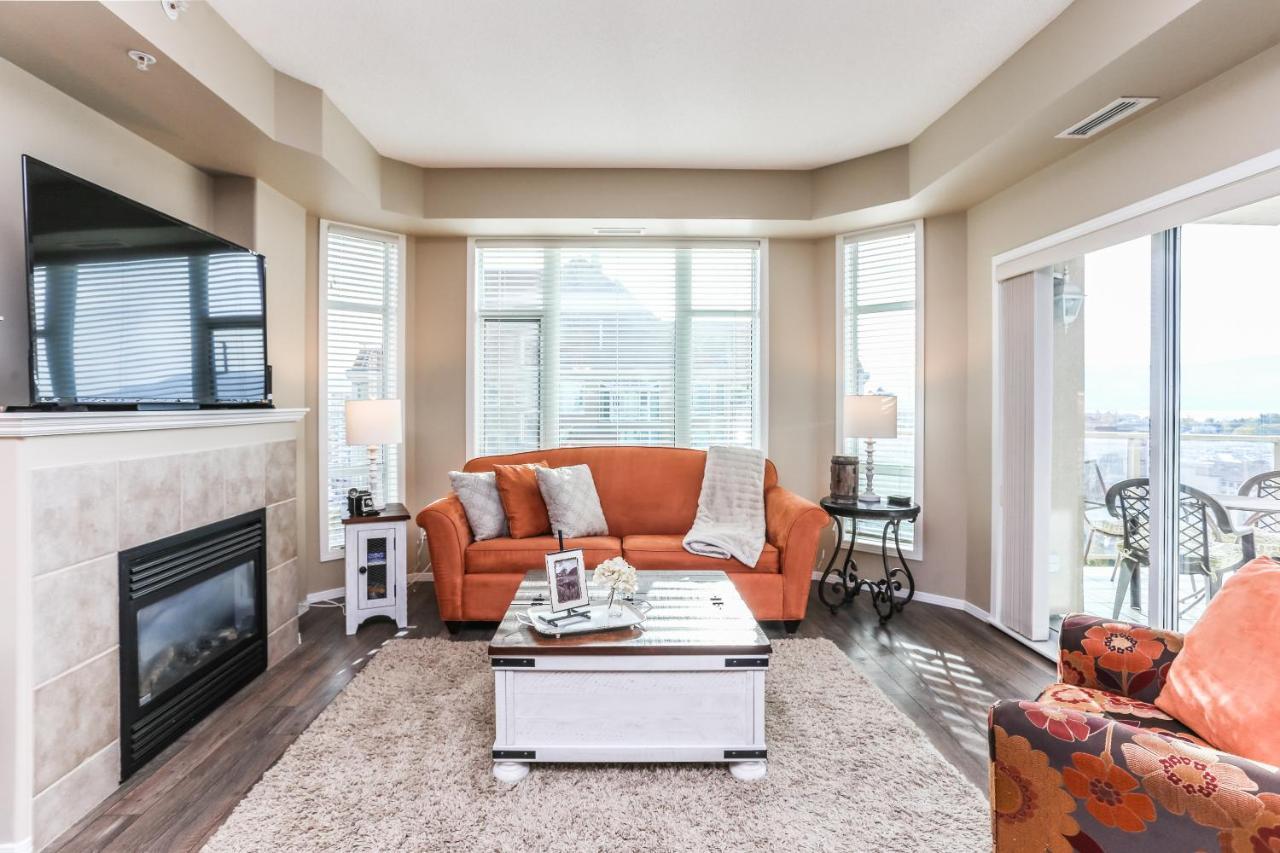 Sunset Waterfront Resort By Discover Kelowna Resort Accommodations Bagian luar foto