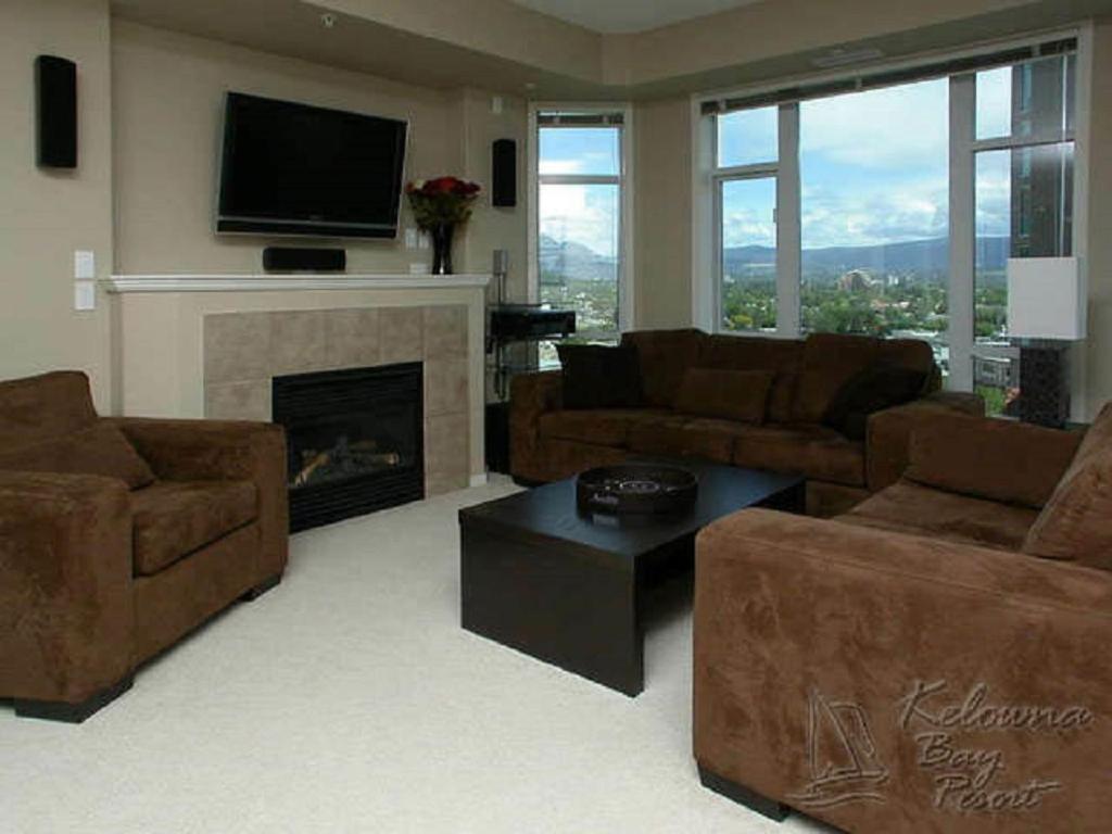 Sunset Waterfront Resort By Discover Kelowna Resort Accommodations Bagian luar foto