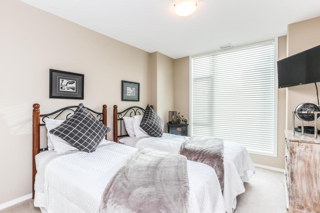 Sunset Waterfront Resort By Discover Kelowna Resort Accommodations Bagian luar foto