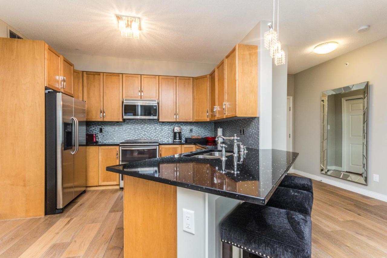 Sunset Waterfront Resort By Discover Kelowna Resort Accommodations Bagian luar foto