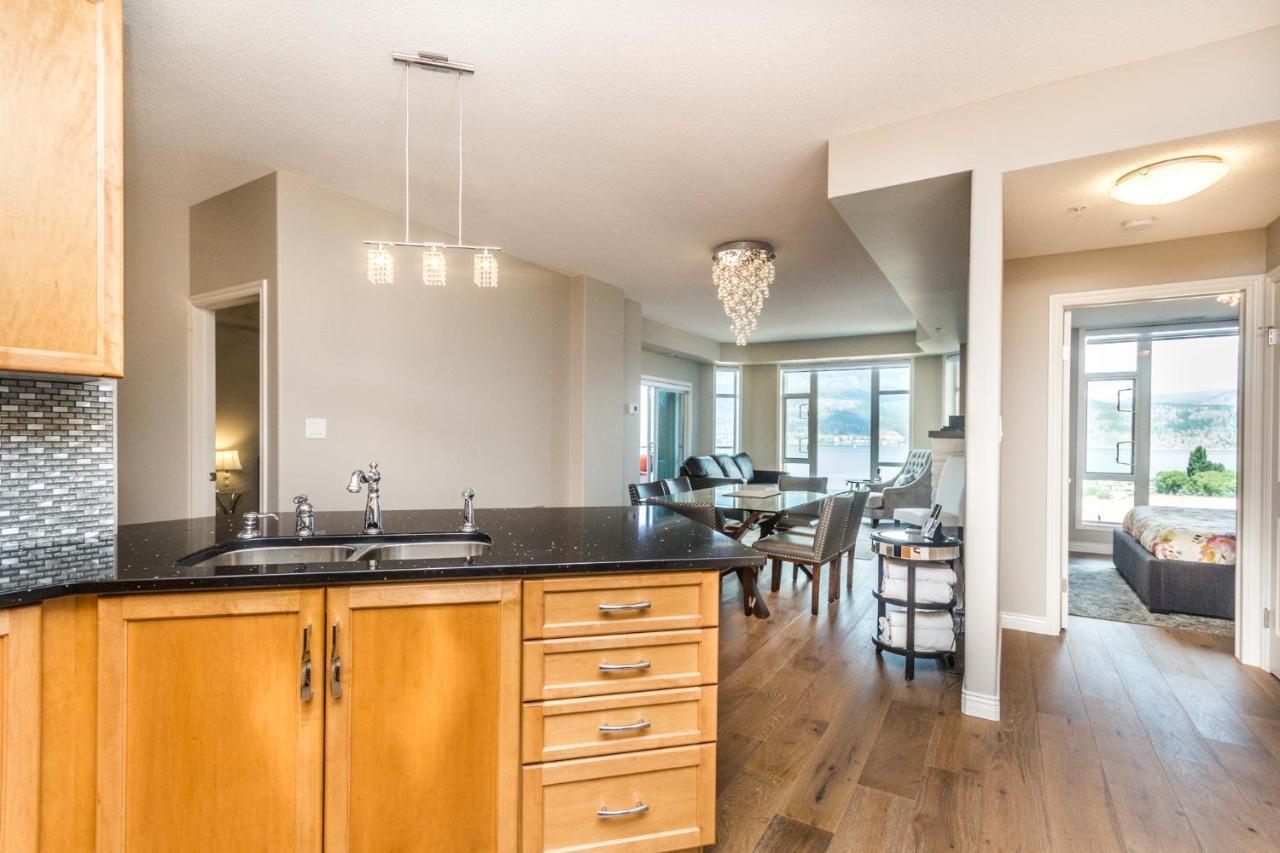 Sunset Waterfront Resort By Discover Kelowna Resort Accommodations Bagian luar foto