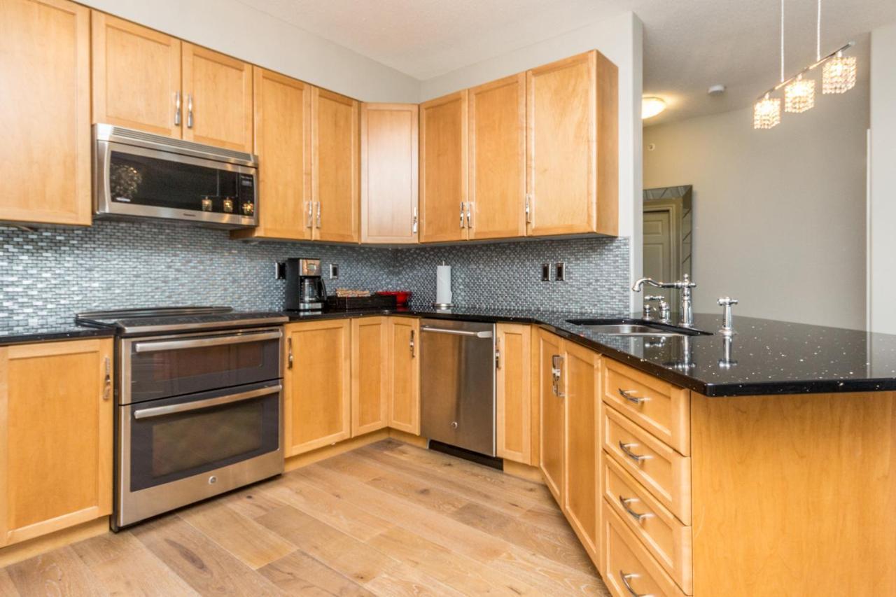 Sunset Waterfront Resort By Discover Kelowna Resort Accommodations Bagian luar foto