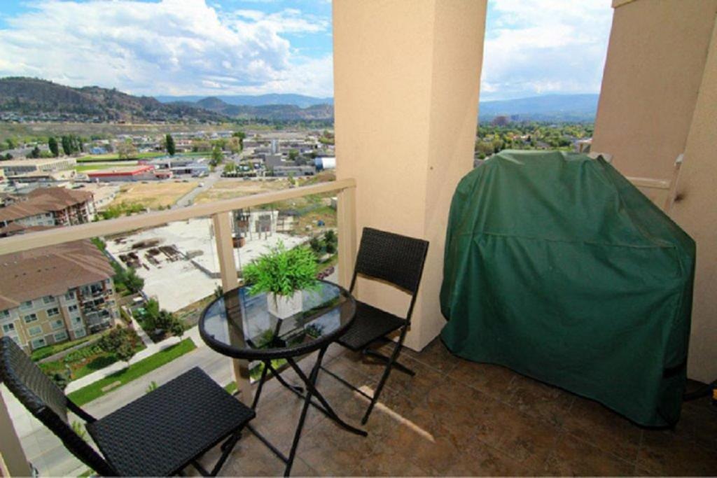 Sunset Waterfront Resort By Discover Kelowna Resort Accommodations Bagian luar foto
