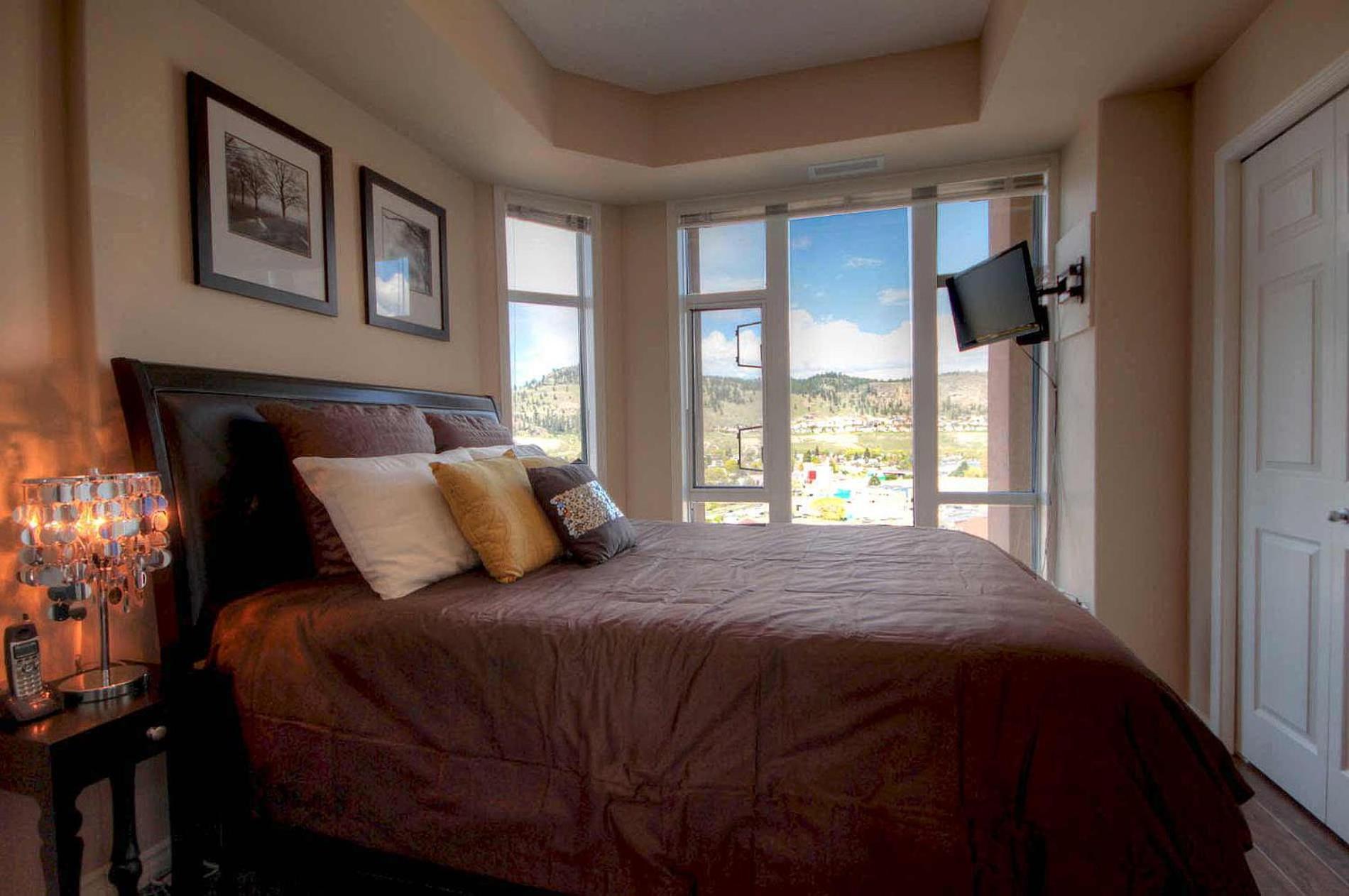 Sunset Waterfront Resort By Discover Kelowna Resort Accommodations Bagian luar foto