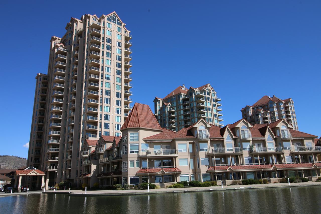 Sunset Waterfront Resort By Discover Kelowna Resort Accommodations Bagian luar foto