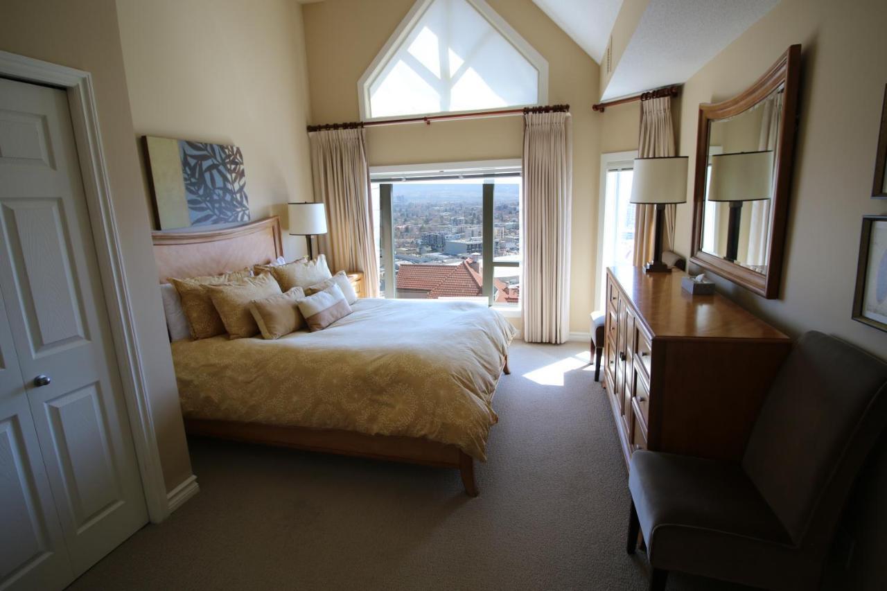 Sunset Waterfront Resort By Discover Kelowna Resort Accommodations Bagian luar foto