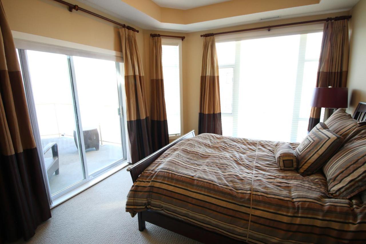 Sunset Waterfront Resort By Discover Kelowna Resort Accommodations Bagian luar foto