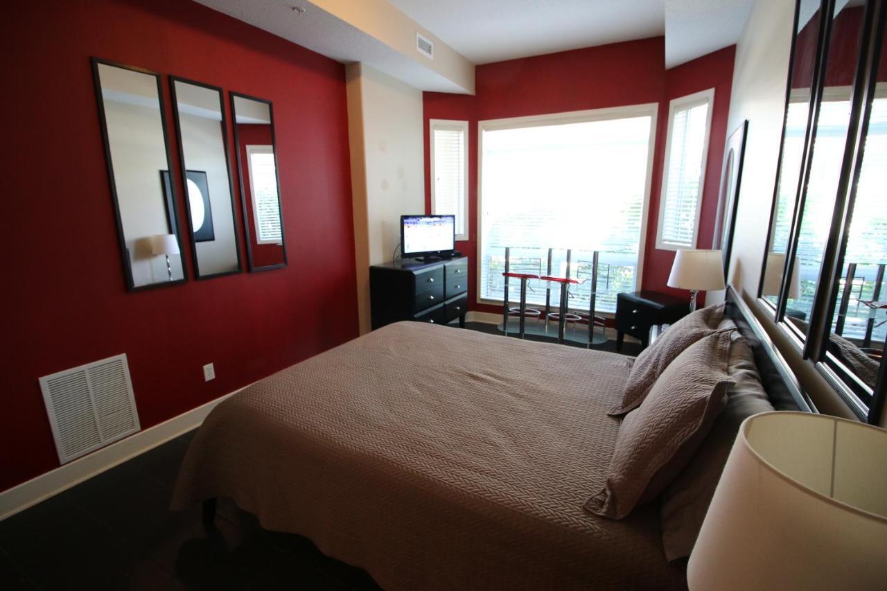 Sunset Waterfront Resort By Discover Kelowna Resort Accommodations Bagian luar foto
