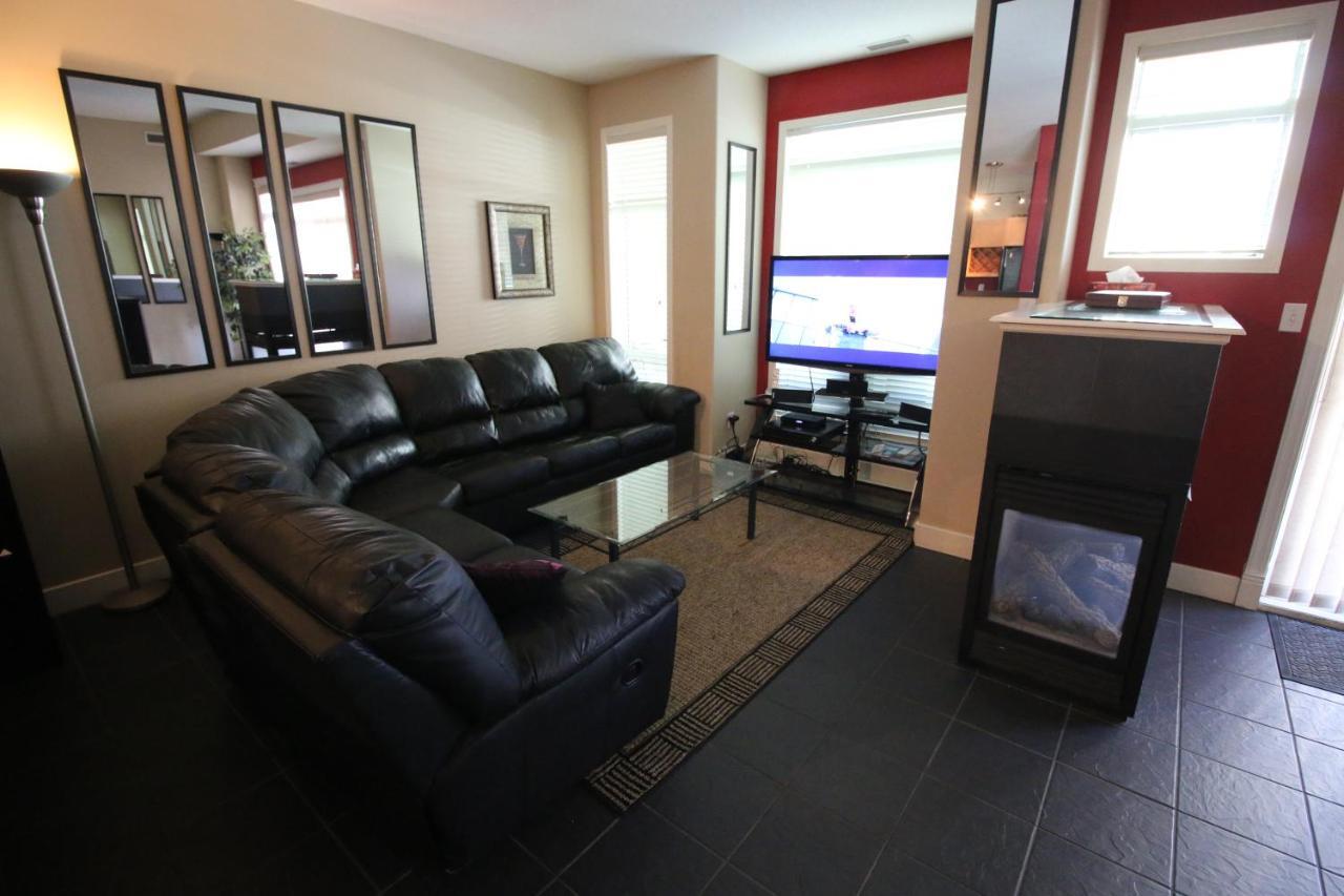 Sunset Waterfront Resort By Discover Kelowna Resort Accommodations Bagian luar foto