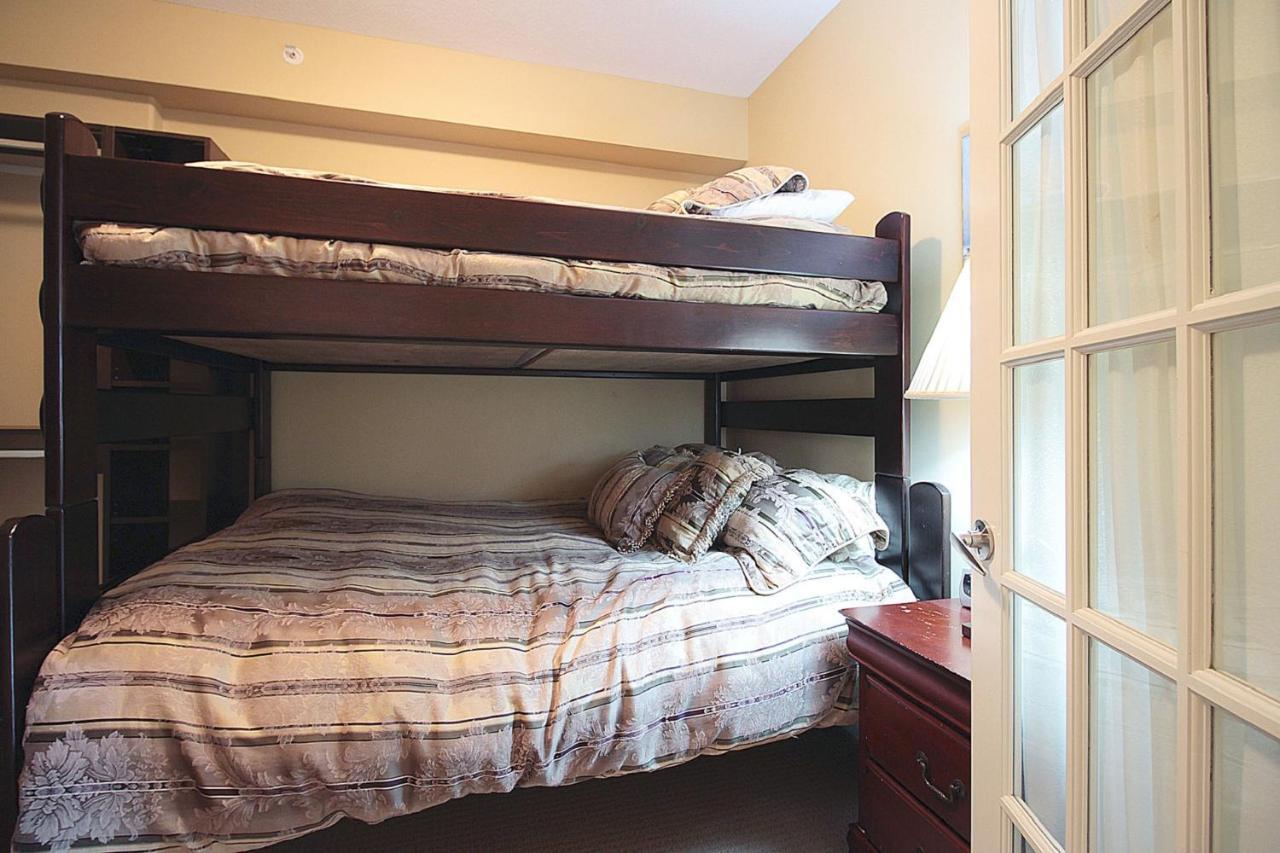 Sunset Waterfront Resort By Discover Kelowna Resort Accommodations Bagian luar foto