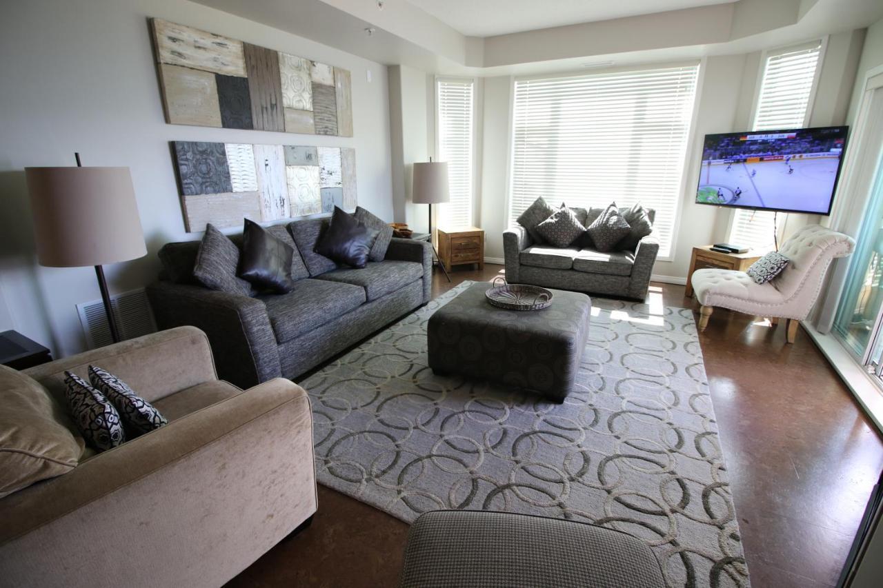 Sunset Waterfront Resort By Discover Kelowna Resort Accommodations Bagian luar foto