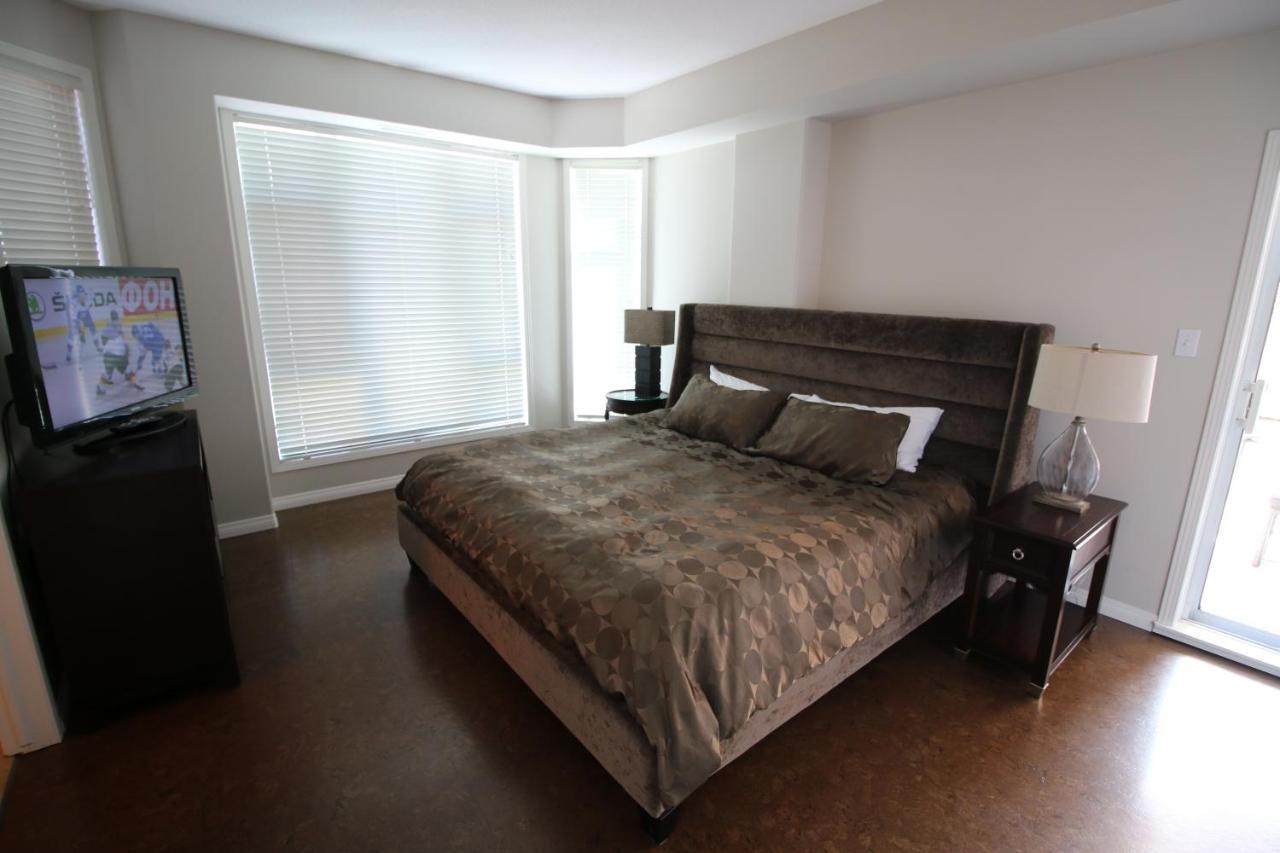 Sunset Waterfront Resort By Discover Kelowna Resort Accommodations Bagian luar foto