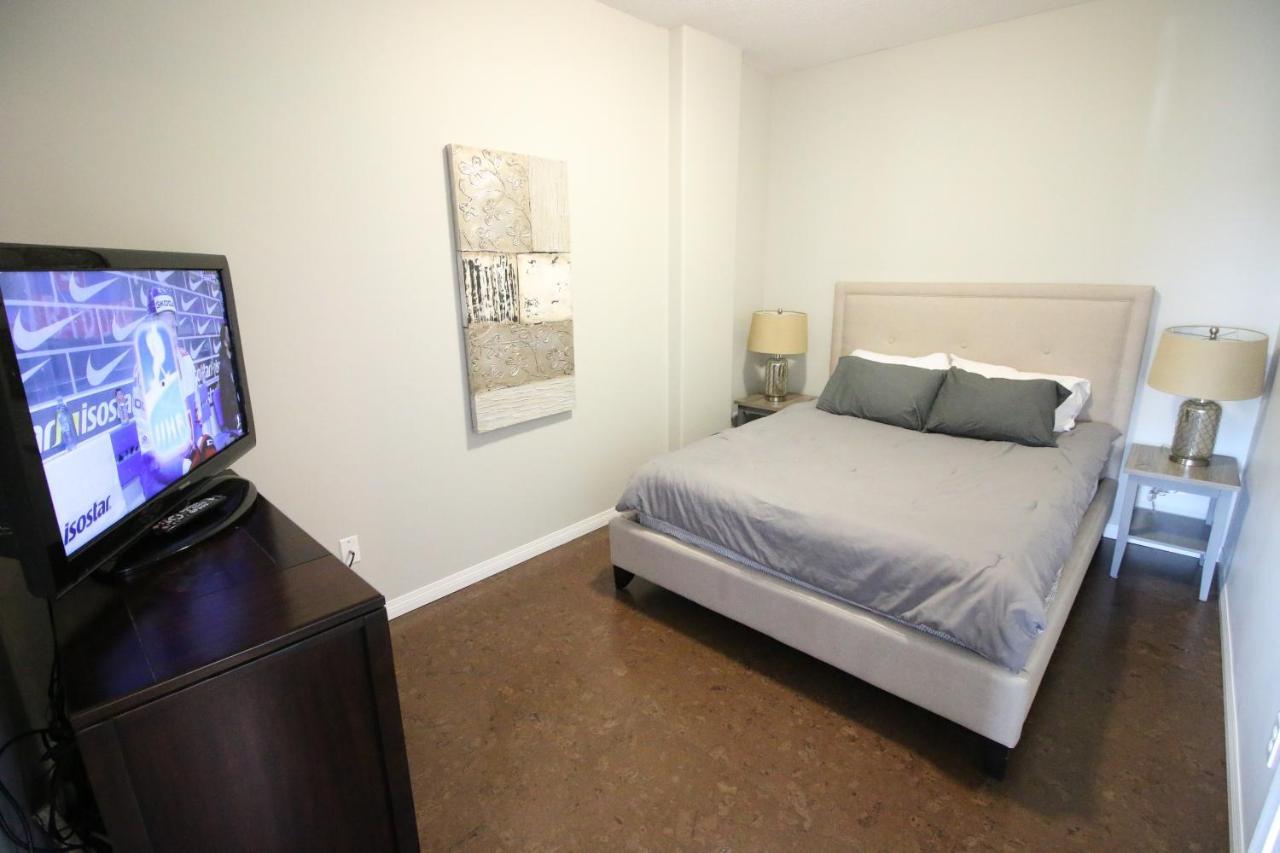 Sunset Waterfront Resort By Discover Kelowna Resort Accommodations Bagian luar foto